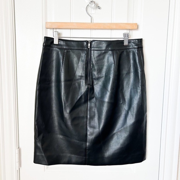 Carmen Marc Valvo Faux Leather Black Skirt Size 6 - Picture 2 of 2